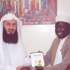 Dr. Hassan Kinyua Omari presents his “My Arabic Letters Book” during the Sounds of Success Tour by Sh. Mufti Menk, a moment symbolizing the power of knowledge, faith, and cross-cultural education in shaping future generations.ership event